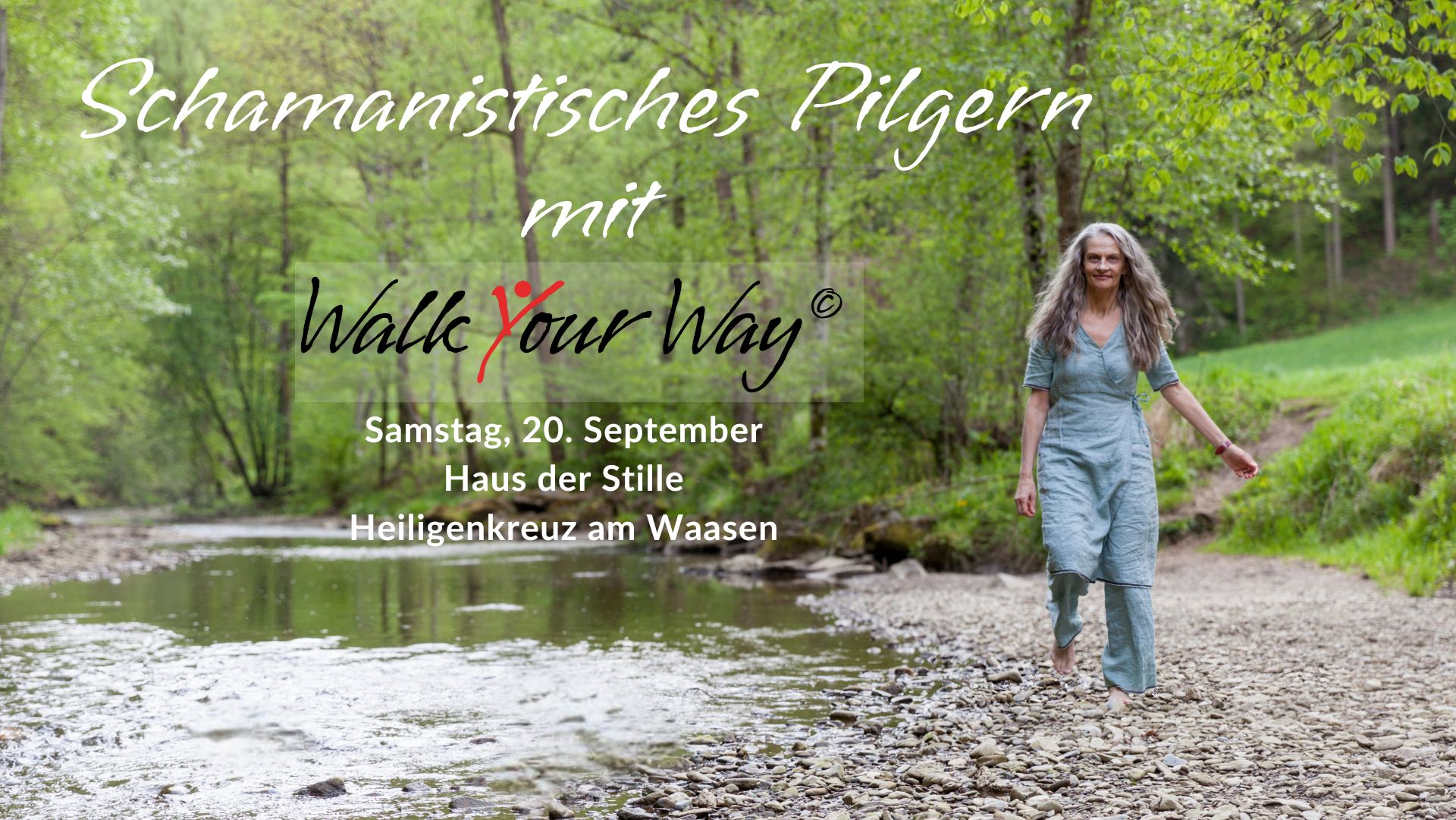 Seminarleiterin Hermine Ohner geht barfuß entlang der Raab in der schönen Natur der Raabklamm bei Weiz