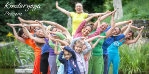 Kinderyoga-Expertin Sibylle Schöppel beim freudvollen Yoga mit Kindern